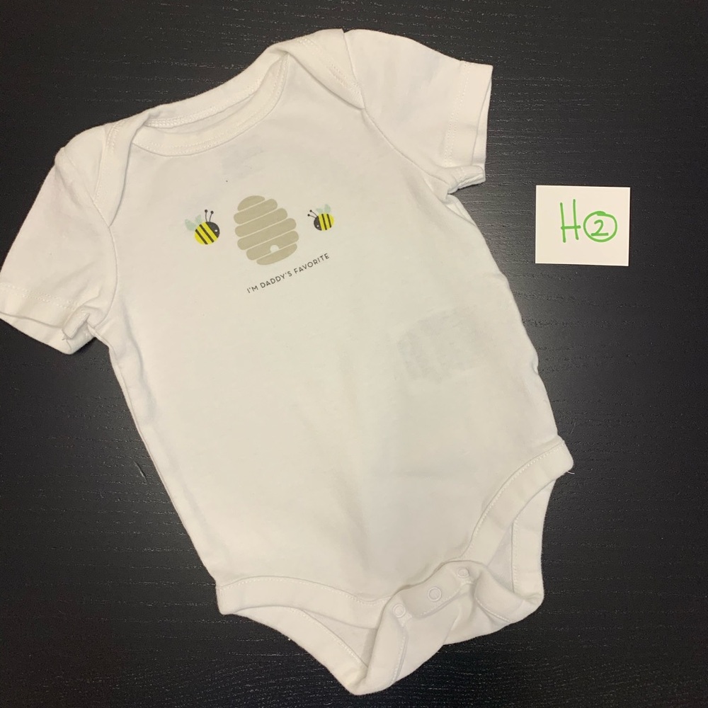 🧸2/$8.00⭐️ - GAP White Baby Onesie with Bee Print